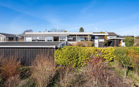 Sylvia - 450M from the Sea: Toit, Domicile, Porte, Chalet, Ombre, Siding, Cour, Biens, Arrière-Cour