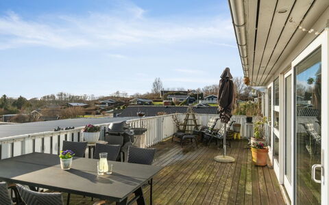 Sylvia - 450M from the Sea: Toit, Domicile, Porte, Chalet, Ombre, Siding, Cour, Biens, Arrière-Cour