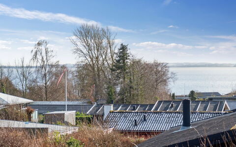 Sylvia - 450M from the Sea: Toit, Domicile, Porte, Chalet, Ombre, Siding, Cour, Biens, Arrière-Cour