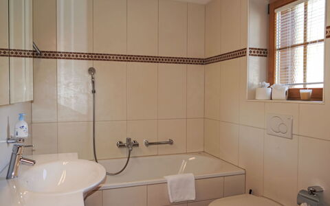 Chalet Pfingstrose: Salle De Bains, Luminaire Plomberie, Lavabo, Évier, Design Intérieur, Sol, Robinet, Sol, Baignoire, Plomberie