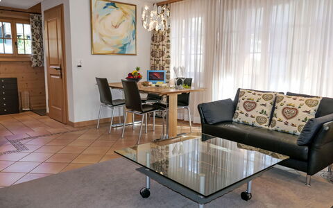 Chalet Pfingstrose: Meubles, Design Intérieur, Sol, Canapé, Sol, Table, Bois, Salon, Pièce, Plafond