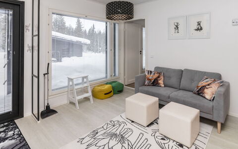 Hillaniitty: Design Intérieur, Meubles, Bois, Domicile, Plafond, Salon, Sol, Sol, Pièce, Canapé