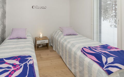 Hillaniitty: Lit, Chambre, Sol, Mur, Design Intérieur, Sol, Bois, Meubles, Drap De Lit, Linge