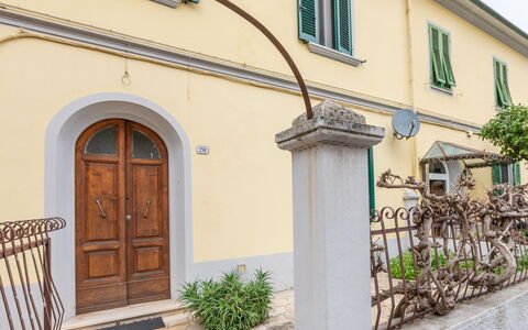 Il Cortile: Plante, Fenêtre, Bâtiment, Porte, Bois, Quartier, Mur, Maison, Façade