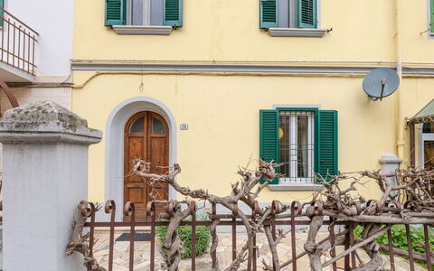 Il Cortile: Fenêtre, Propriété, Plante, Bleu Azur, Bois, Bâtiment, Architecture, Clôture, Quartier