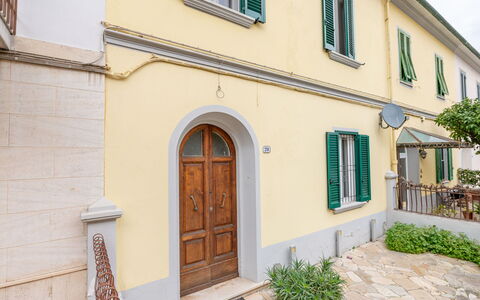 Il Cortile: Plante, Bâtiment, Fenêtre, Porte, Jaune, Maison, Bois, Façade, Toit