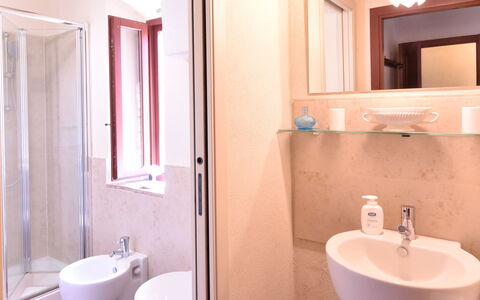 Podere Le Muricce: Miroir, Marron, Évier, Robinet, Lavabo, Luminaire Plomberie, Propriété, Violet, Salle De Bains, Bois