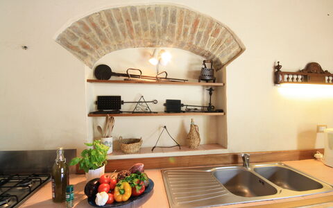 Podere Le Muricce: Evier, Propriété, Évier, Comptoir, Robinet, Cabinetry, Cuisine, Cuisinière, Bois, Design Intérieur