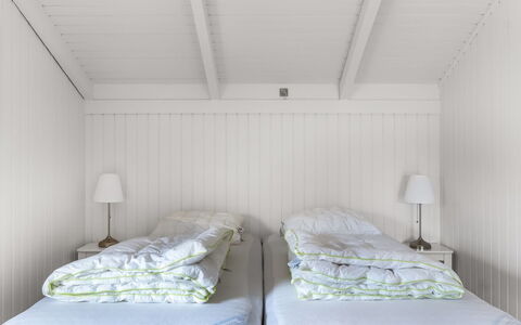 Santeri - 180M from the Sea: Chambre, Drap De Lit, Lit, Literie, Sol, Linge, Design Intérieur, Plafond, Sol, Cadre De Lit