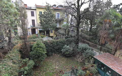 Aspromonte Garden House: Plante, Ciel, Propriété, Bâtiment, Pot De Fleur, Nuage, Architecture, Fenêtre, Table, Mobilier De Jardin