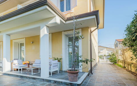 La Casa dei Limoni di Valeria: Plante, Propriété, Bâtiment, Fenêtre, Ciel, Ombre, Architecture, Zone Résidentielle, Surface De La Route, Mur