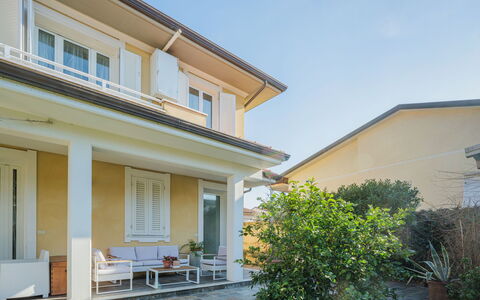 La Casa dei Limoni di Valeria: Plante, Ciel, Fenêtre, Bâtiment, Ombre, Maison, Zone Résidentielle, Quartier, Chalet, Porche