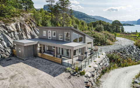 Hildebu: Ciel, Nuage, Plante, Bâtiment, Propriété, Montagne, Fenêtre, Maison, Arbre, Lot Terre