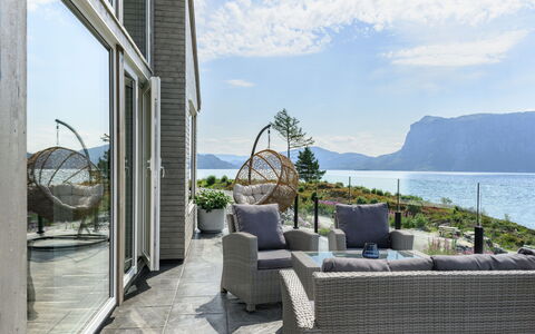 Hildebu: Ciel, Nuage, L'Eau, Plante, Bâtiment, Bleu Azur, Pot De Fleur, Condominium, Mobilier De Jardin, Ombre