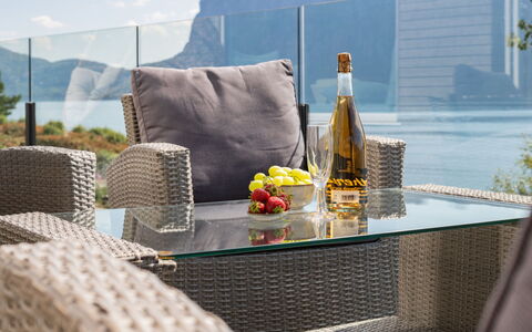 Hildebu: Ciel, Propriété, Table, Meubles, Bouteille, Plante, Design Intérieur, Mobilier De Jardin, Immobilier, Nuage