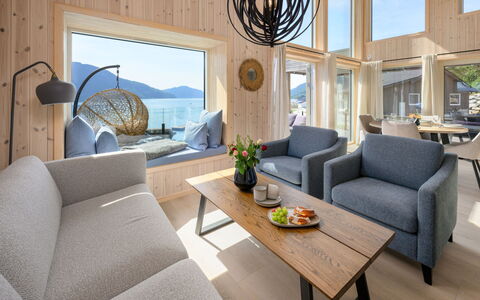Hildebu: Table, Meubles, Canapé, Propriété, Confort, Plante, Plante D'Appartement, Salon, Ombre, Design Intérieur