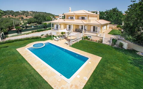 Monte Sol - Vip Properties: Plante, Ciel, Propriété, Bâtiment, Pot De Fleur, Nuage, Architecture, Fenêtre, Table, Mobilier De Jardin