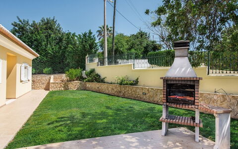 Monte Sol - Vip Properties: Plante, Ciel, Propriété, Bâtiment, Pot De Fleur, Nuage, Architecture, Fenêtre, Table, Mobilier De Jardin
