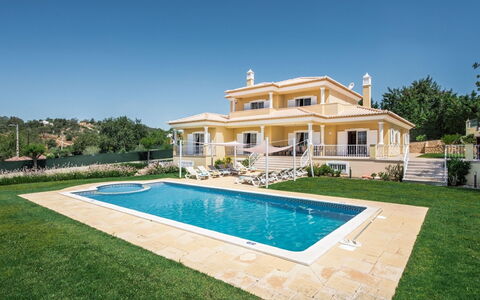 Monte Sol - Vip Properties: Plante, Ciel, Propriété, Bâtiment, Pot De Fleur, Nuage, Architecture, Fenêtre, Table, Mobilier De Jardin