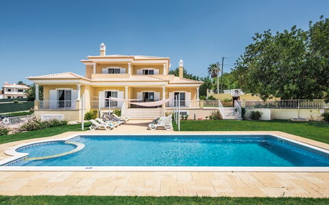 Monte Sol - Vip Properties: Plante, Ciel, Propriété, Bâtiment, Pot De Fleur, Nuage, Architecture, Fenêtre, Table, Mobilier De Jardin