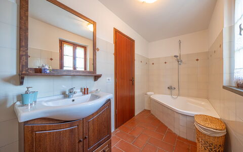 Villa Marconi: Robinet, Miroir, Luminaire Plomberie, Évier, Baignoire, Armoire De Toilette, Bleu Azur, Bâtiment, Cabinetry, Salle De Bains