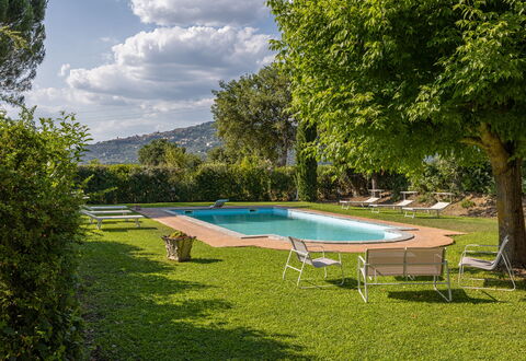Villa Marconi: L'Eau, Plante, Nuage, Ciel, Piscine, Ombre, Arbre, Mobilier De Jardin, Chaise, Table