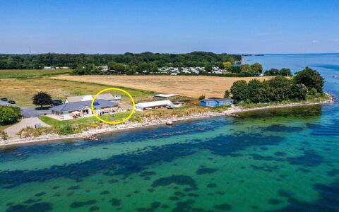Volmar - 10M from the Sea: Bleu, Arbuste, Chalet, Couverture De Sol, Jardin, Biens, Ombre, Aménagement Paysager, Ferme, Eco Hôtel