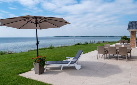 Volmar - 10M from the Sea: Bleu, Arbuste, Chalet, Couverture De Sol, Jardin, Biens, Ombre, Aménagement Paysager, Ferme, Eco Hôtel
