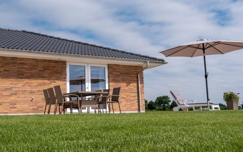 Volmar - 10M from the Sea: Bleu, Arbuste, Chalet, Couverture De Sol, Jardin, Biens, Ombre, Aménagement Paysager, Ferme, Eco Hôtel