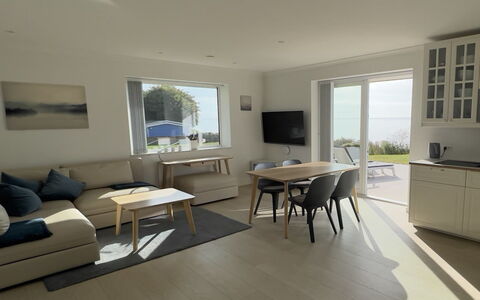 Volmar - 10M from the Sea: Bleu, Arbuste, Chalet, Couverture De Sol, Jardin, Biens, Ombre, Aménagement Paysager, Ferme, Eco Hôtel