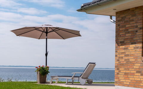 Volmar - 10M from the Sea: Bleu, Arbuste, Chalet, Couverture De Sol, Jardin, Biens, Ombre, Aménagement Paysager, Ferme, Eco Hôtel