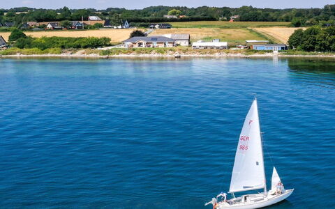 Volmar - 10M from the Sea: Bleu, Arbuste, Chalet, Couverture De Sol, Jardin, Biens, Ombre, Aménagement Paysager, Ferme, Eco Hôtel
