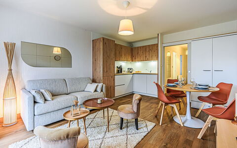 La Chouetterie: Meubles, Design Intérieur, Sol, Sol, Pièce, Bois, Plafond, Canapé, Salon, Table