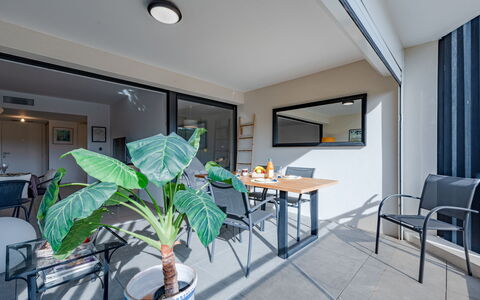 Horizon Golf: Plante, Meubles, Table, Pot De Fleur, Plante D'Appartement, Bâtiment, Chaise, Salon, Sol, Sol