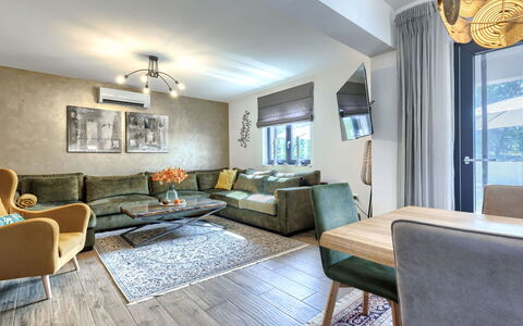 Villa Shea: Meubles, Design Intérieur, Canapé, Sol, Sol, Salon, Pièce, Bois, Plafond, Domicile