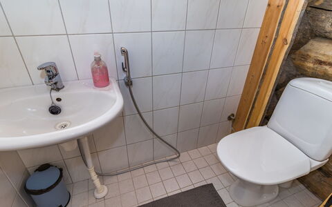 Kelovalta 1B: Salle De Bains, Siège De Toilette, Luminaire Plomberie, Toilette, Lavabo, Évier, Sol, Sol, Robinet, Plomberie