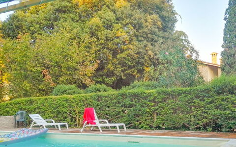 La Mora: L'Eau, Plante, Meubles, Piscine, Vert, Ciel, Ombre, Arbre, Mobilier De Jardin, Jaune