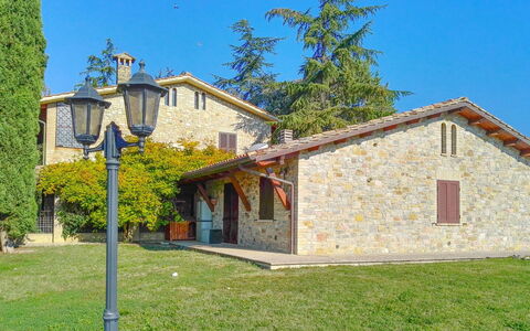 La Mora: Plante, Ciel, Bâtiment, Fenêtre, Lot Terre, Maison, Arbre, Chalet, Herbe, Façade