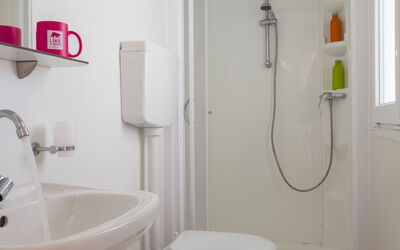 Camping Village Capo D'Orso 59.2: Luminaire Plomberie, Propriété, Siège De Toilette, Lavabo, Produit, Robinet, Évier, Salle De Bains, Violet, Toilette