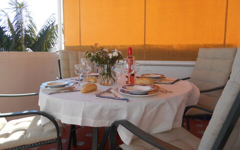 Apartamento Playa De Regla: Vaisselle, Table, Meubles, Propriété, Chaise, Vaisselle, Nappe De Table, Textile, Assiette, Design Intérieur