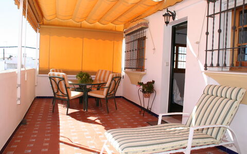 Apartamento Playa De Regla: Meubles, Fenêtre, Table, Pot De Fleur, Plante, Bâtiment, Chaise, Bois, Plante D'Appartement, Mobilier De Jardin