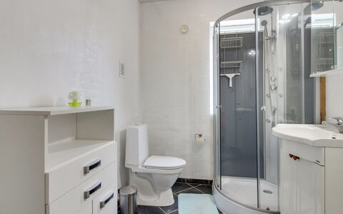 Ilsabe - 25Km from the Sea: Mur, Luminaire Plomberie, Sol, Design Intérieur, Sol, Évier, Toilette, Salle De Bains, Plafond, Lavabo