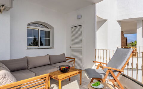 Las Brisas Estepona Golf: Meubles, Table, Propriété, Canapé, Bois, Confort, Fenêtre, Design Intérieur, Salon, Ombre
