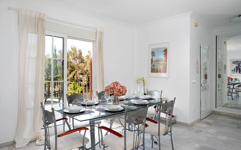 Las Brisas Estepona Golf: Meubles, Chaise, Table, Design Intérieur, Sol, Table Cuisine Et Salle A Manger, Salle À Manger, Sol, Domicile, Pièce