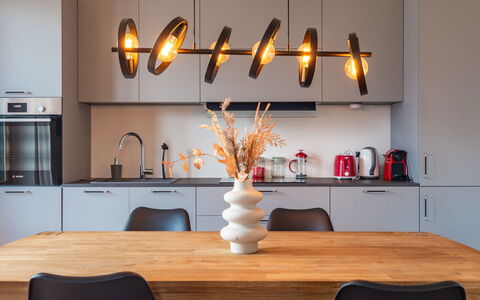 Vercana 110: Table, Cabinetry, Comptoir, Propriété, Meubles, Cuisine, Robinet, Bois, Éclairage, Design Intérieur