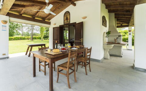 Casa del Marchese, Pool, Wifi, Castell' Arquato: Table, Bâtiment, Bois, Design Intérieur, Architecture, Plante, Salon, Sol, Plante D'Appartement, Sol