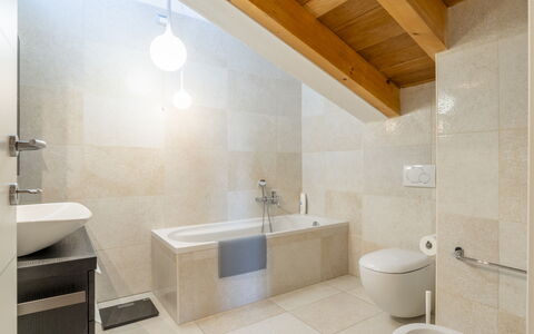 Casa del Marchese, Pool, Wifi, Castell' Arquato: Luminaire Plomberie, Propriété, Baignoire, Robinet, Salle De Bains, Bâtiment, Bois, Éclairage, Design Intérieur, Architecture