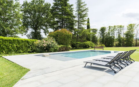 Casa del Marchese, Pool, Wifi, Castell' Arquato: Plante, Ciel, Piscine, L'Eau, Arbre, Mobilier De Jardin, Ombre, Rectangle, Herbe, Canapé