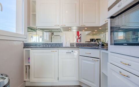 Sainte Maxime 399: Cabinetry, Propriété, Comptoir, Appareil De Cuisine, Cuisine, Électroménager, Bâtiment, Cuisinière, Bois, Design Intérieur