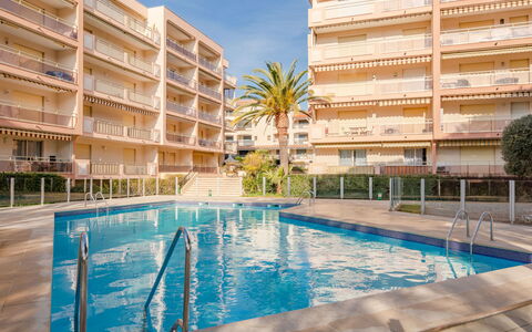 Sainte Maxime 399: L'Eau, Bâtiment, Plante, Ciel, Fenêtre, Piscine, Bleu Azur, Arbre, Plan D'Eau, Condominium